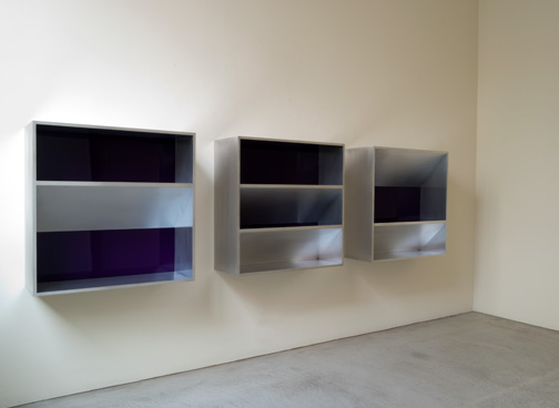 Donald Judd / Donald Judd Untitled (82-12)  1982  100 x 100 x 32 cm aluminium and purple plexiglass  (3 parts) (Tageslicht)