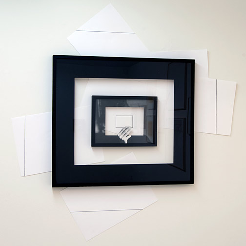 Giulio Paolini / Giulio Paolini Il Disegno in Persona  1998 139 x 134 cm; Rahmen 73,5 x 82.5 cm Bleistift auf Papier, gerahmt mit einem schwarzen Passepartout, gerahmt mit einem fotografischen Passepartout, Collage auf der Wand