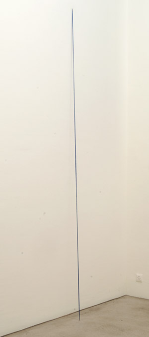 Fred Sandback / Fred Sandback Untitled  1974 335.3 x 10.2 x 22.9 cm / 132 x 4 x 9 " Acrylgarn, ultramarinblau