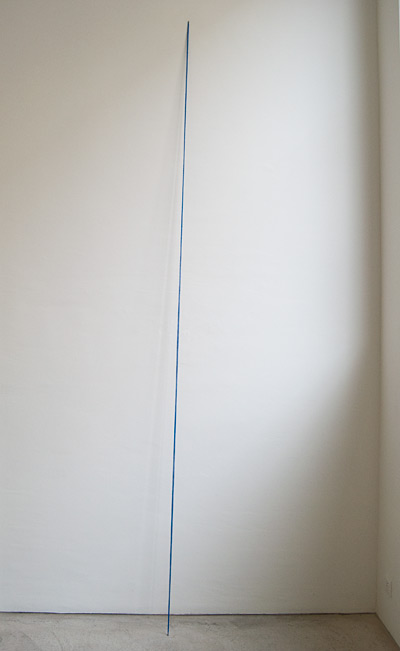 Fred Sandback / Fred Sandback Untitled  1974 335.3 x 10.2 x  22.9 cm / 132 x 4 x 9 " acrylic yarn,ultramarinblue